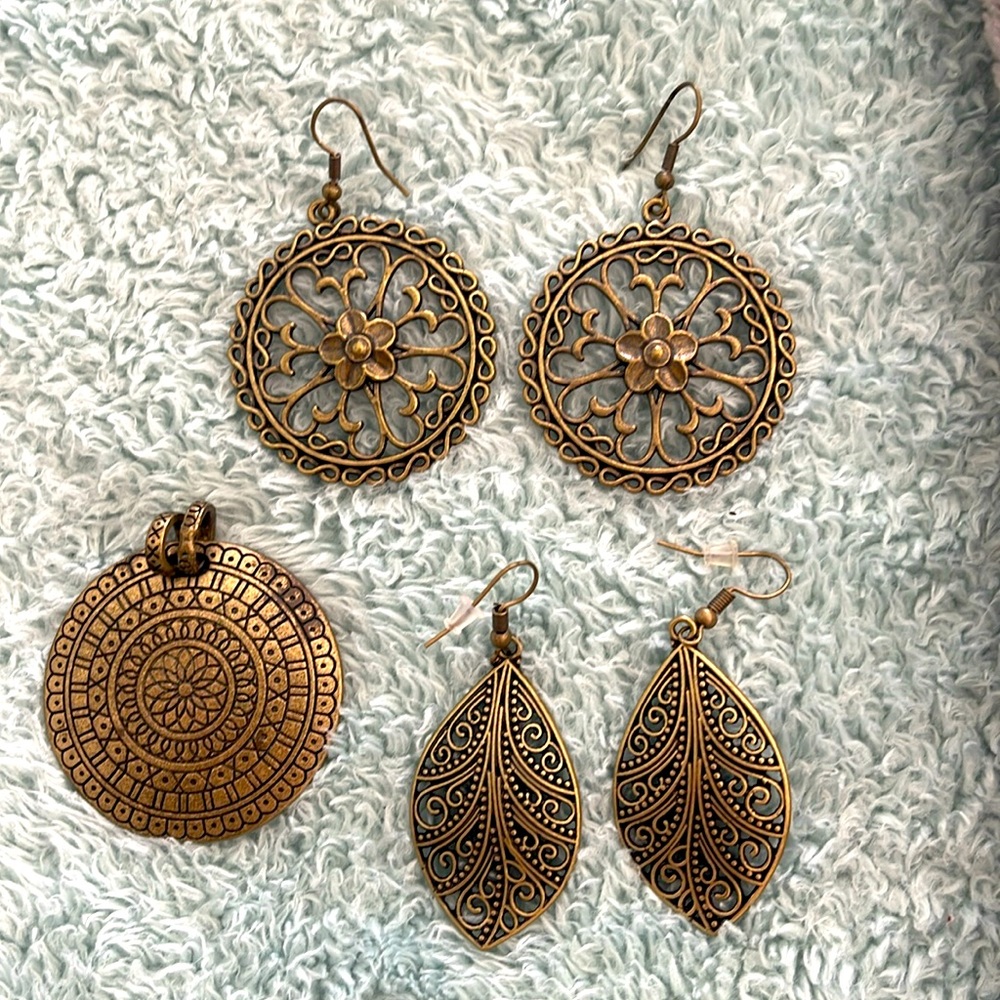 Necklace without chain and two earrings.